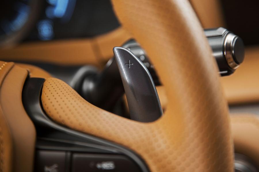 Детали интерьера Lexus LC500 2016 года  (фото 59 из 74)